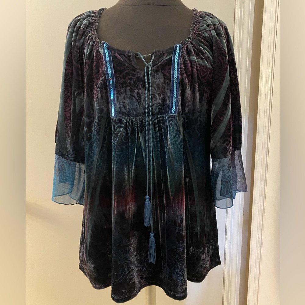 Live and let love Velvet patterned peasant top. PXL